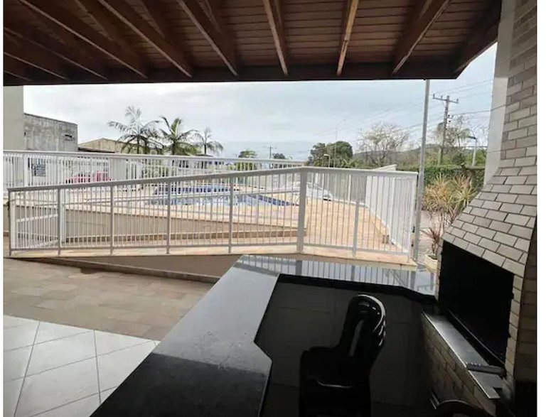 YV02H Apartamento com Piscina, Quadra e Playground em Ubatub