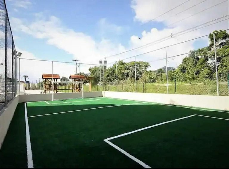 YV02H Apartamento com Piscina, Quadra e Playground em Ubatub