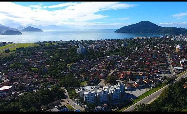 YV02H Apartamento com Piscina, Quadra e Playground em Ubatub