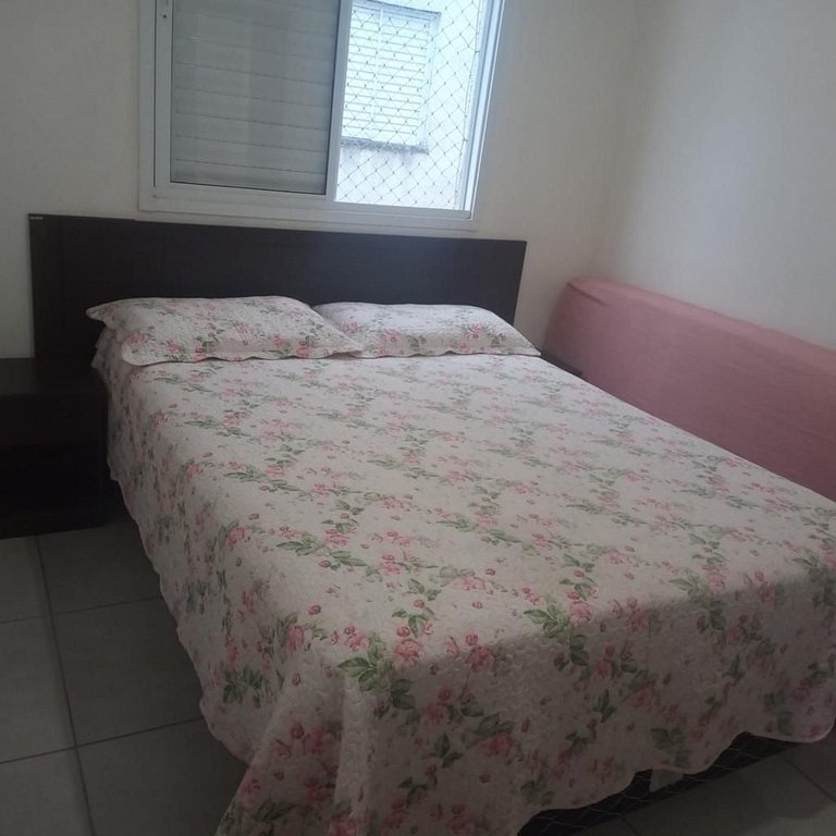 YV02H Apartamento com Piscina, Quadra e Playground em Ubatub
