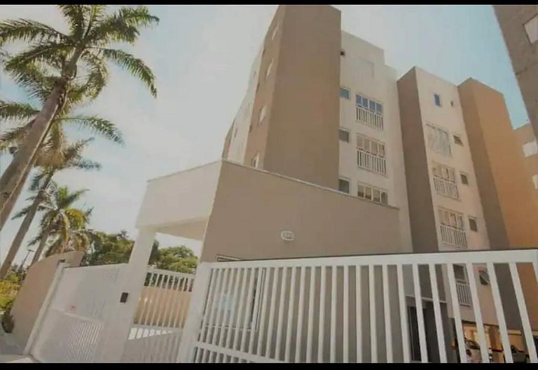 YV02H Apartamento com Piscina, Quadra e Playground em Ubatub