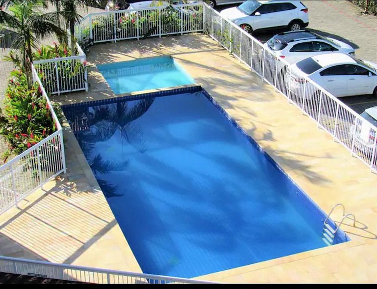 YV02H Apartamento com Piscina, Quadra e Playground em Ubatub